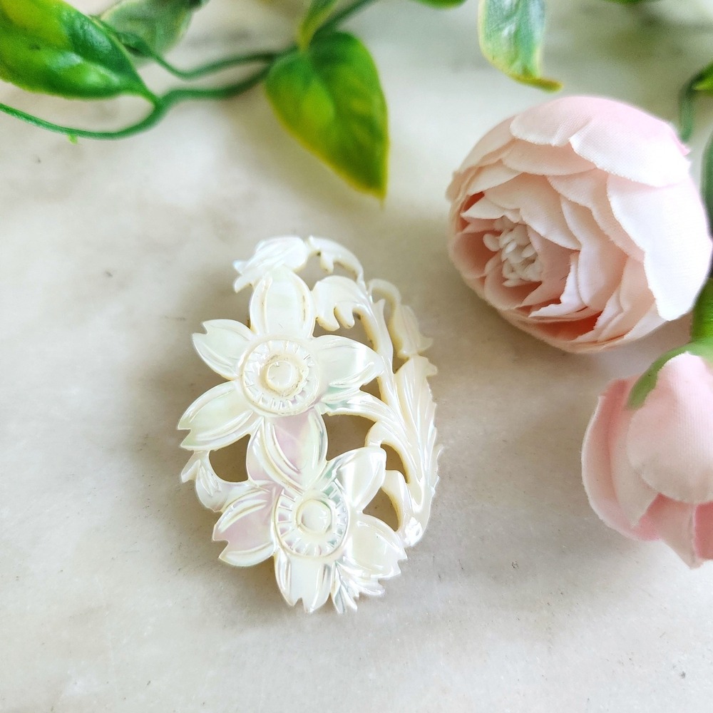 Vintage Hand Carved Mother of Pearl Shell Floral‎ Brooch Iridescent Pin White